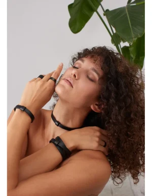 Moora Czarna bransoleta ze skóry z czarnym matowym elementem* Bransolety