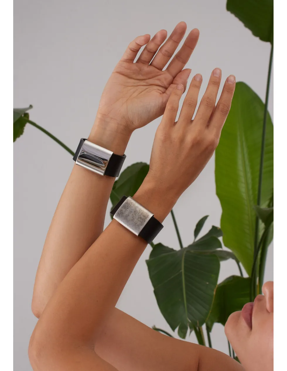 Moora Czarna bransoleta ze skóry z matowym elementem stalowym* Bransolety