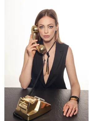 Moora Czarna bransoleta ze skóry z pozłacanym elementem ze stali szlachetnej* Bransolety