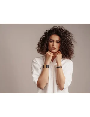 Moora Czarna bransoleta ze skóry oraz pozłacanej stali szlachetnej* Bransolety