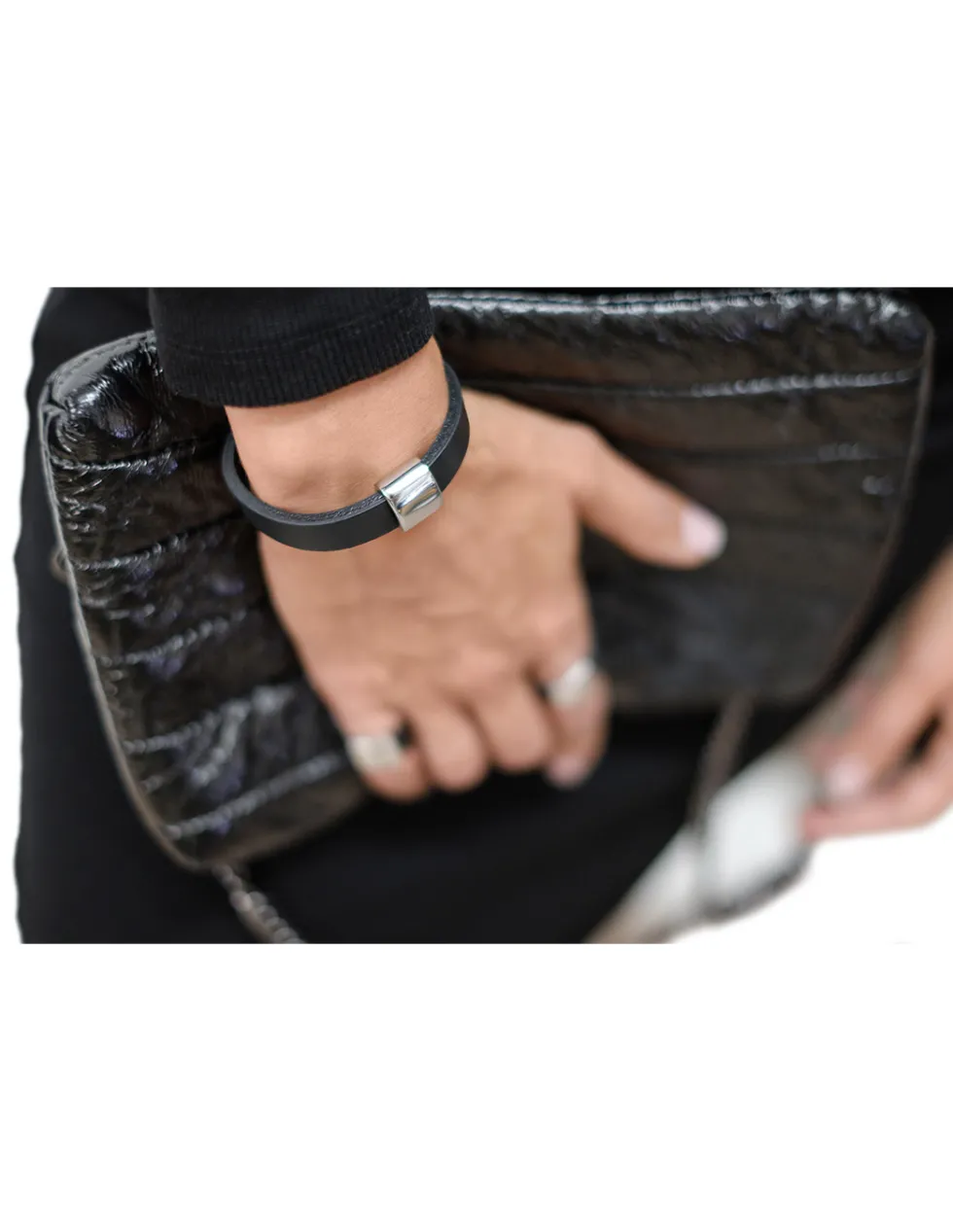 Moora Czarna delikatna bransoleta ze skóry oraz pozłacanej stali szlachetnej* Bransolety