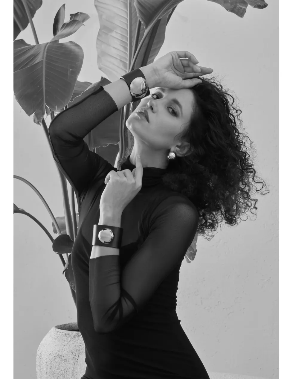 Moora Czarna szeroka bransoleta ze skóry z pozłacaną półkulą* Bransolety