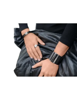 Moora Czarna szeroka bransoleta ze skóry oraz pozłacanej stali szlachetnej* Bransolety