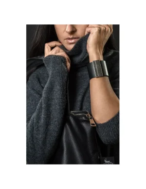 Moora Czarna szeroka bransoleta ze skóry oraz stali. Zapięcie matowe.* Bransolety