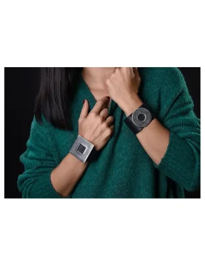 Moora Czarna szeroka bransoleta ze skóry z błyszczącym elementem* Bransolety