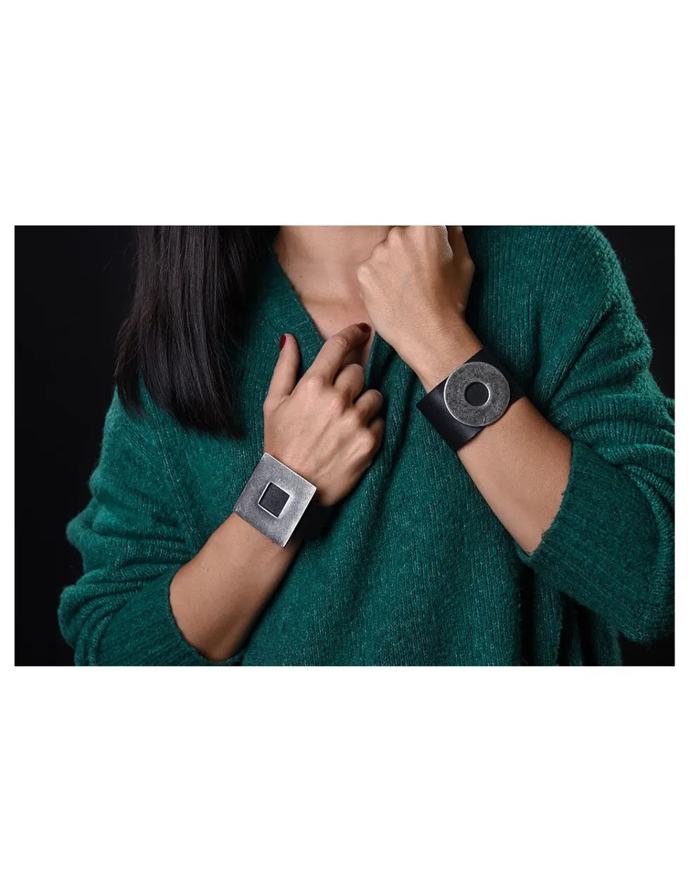 Moora Czarna szeroka bransoleta ze skóry z błyszczącym elementem* Bransolety