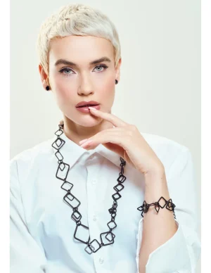 Moora Delikatne czarne matowe kolczyki kwadraty* Kolczyki