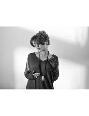 Moora Długi naszyjnik ze skóry z pozłacaną zawieszką* Naszyjniki