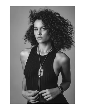 Moora Naszyjnik ze skóry z błyszczącym pozłacanym kwadratem* Naszyjniki