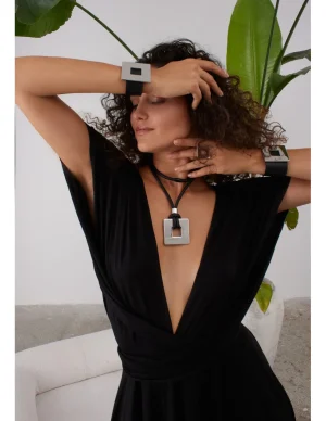 Moora Naszyjnik ze skóry z błyszczącą zawieszką w formie kwadratu* Naszyjniki