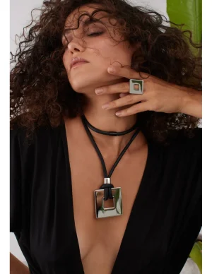 Moora Naszyjnik ze skóry z matową zawieszką w formie kwadratu* Naszyjniki