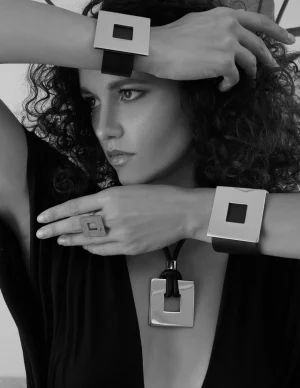 Moora Naszyjnik ze skóry z pozłacaną zawieszką w formie kwadratu* Naszyjniki