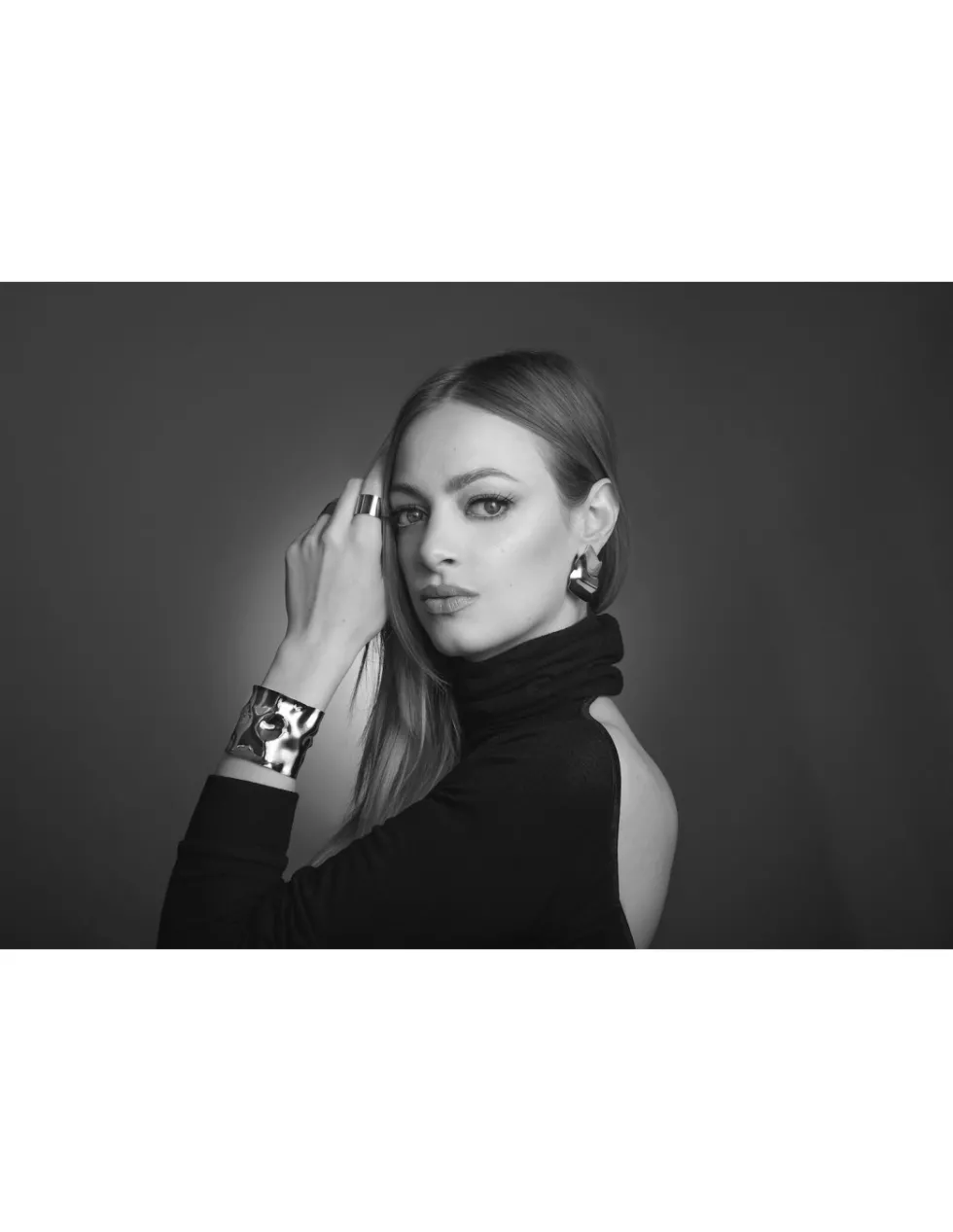 Moora Szeroka złota bransoleta z gniecionej stali szlachetnej* Bransolety